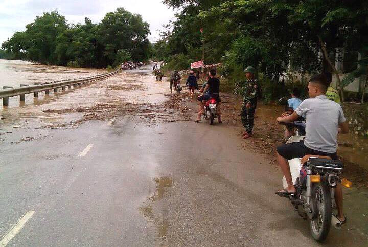 Quốc lộ 7 đoạn qua xã Tam Quang, huyện Tương Dương bị chia cắt Quốc lộ 7 đoạn qua xã Tam Quang, huyện Tương Dương bị chia cắt
