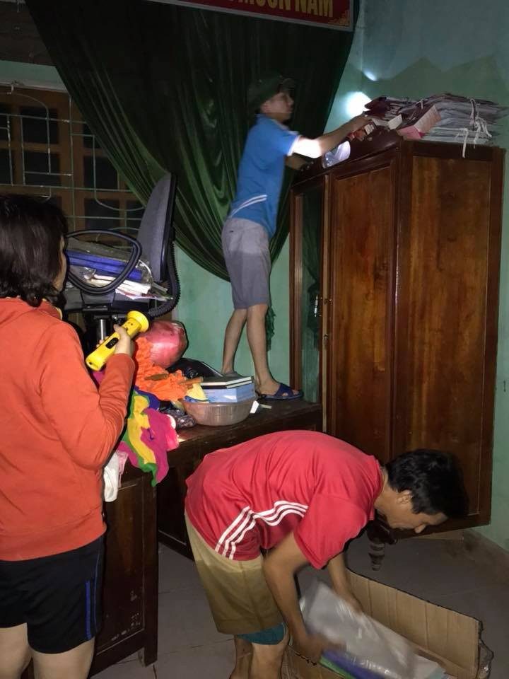 Trường Mầm non xã Tam Thái, huyện Tương Dương di dời đồ đạc trong đêm 30/8 để tránh lũ Trường Mầm non xã Tam Thái, huyện Tương Dương di dời đồ đạc trong đêm 30/8 để tránh lũ