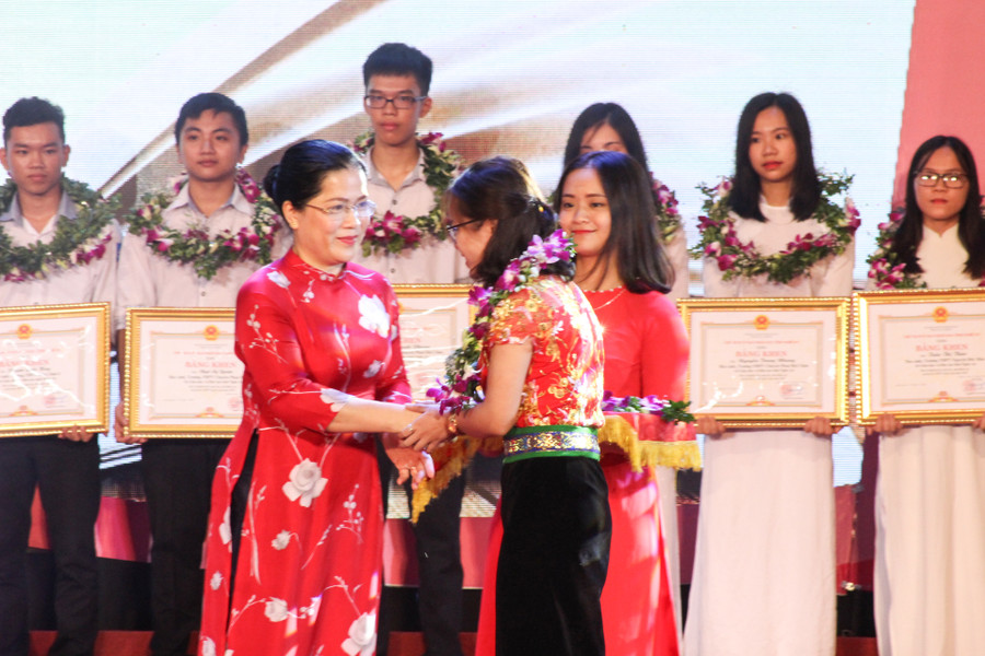 Trong số các học sinh đạt điểm cao kỳ thi THPT quốc gia 2018 có nhiều em hoàn cảnh gia đình khó khăn, người dân tộc thiểu số Trong số các học sinh đạt điểm cao kỳ thi THPT quốc gia 2018 có nhiều em hoàn cảnh gia đình khó khăn, người dân tộc thiểu số