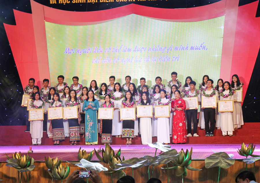 Vinh danh 35 học sinh đạt điểm cao các khối thi kỳ thi THPT quốc gia 2018 Vinh danh 35 học sinh đạt điểm cao các khối thi kỳ thi THPT quốc gia 2018