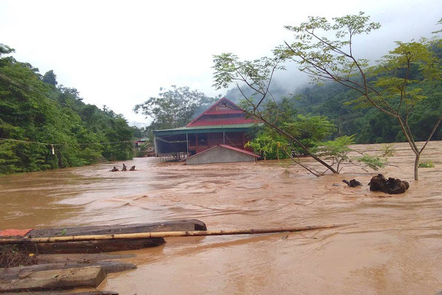 Lũ từ Lào đổ về khiến nước sông dâng cao, nhiều nhà dân ngập đến nóc Lũ từ Lào đổ về khiến nước sông dâng cao, nhiều nhà dân ngập đến nóc