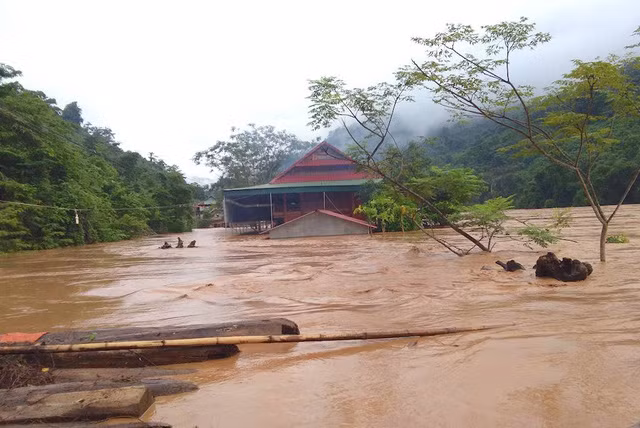 Lũ từ Lào đổ về khiến nước sông dâng cao, nhiều nhà dân ngập đến nóc