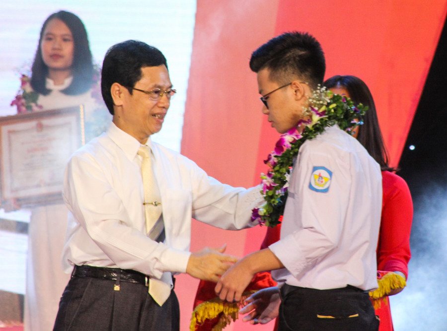 Ông Nguyễn Xuân Sơn - Phó bí thư tỉnh ủy Nghệ An tặng thưởng học sinh giỏi quốc gia 2018 Ông Nguyễn Xuân Sơn - Phó bí thư tỉnh ủy Nghệ An tặng thưởng học sinh giỏi quốc gia 2018