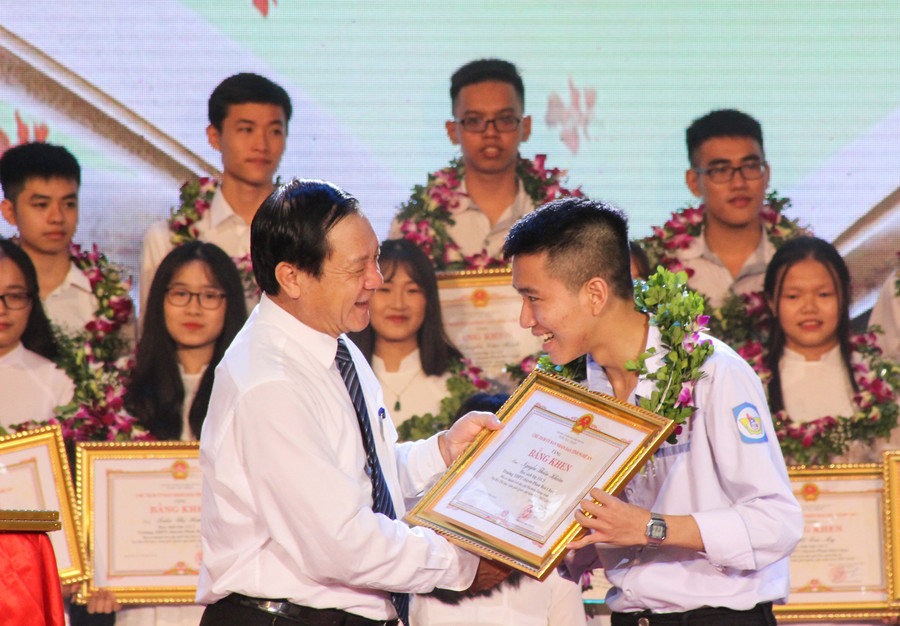 Ông Lê Minh Thông - Phó Chủ tịch UBND tỉnh Nghệ An trao bằng khen cho học sinh xuất sắc Ông Lê Minh Thông - Phó Chủ tịch UBND tỉnh Nghệ An trao bằng khen cho học sinh xuất sắc