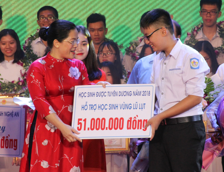 Học sinh được tuyên dương năm 2018 trích phần thưởng hỗ trợ cho học sinh vùng lũ lụt Học sinh được tuyên dương năm 2018 trích phần thưởng hỗ trợ cho học sinh vùng lũ lụt