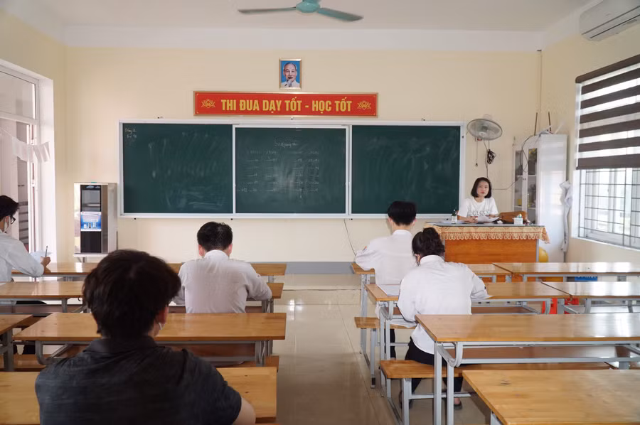 Học sinh lớp 12 Nghệ An tham gia kỳ thi thử tốt nghiệp THPT do Sở GD&amp;ĐT ra đề. Ảnh: Hồ Lài.