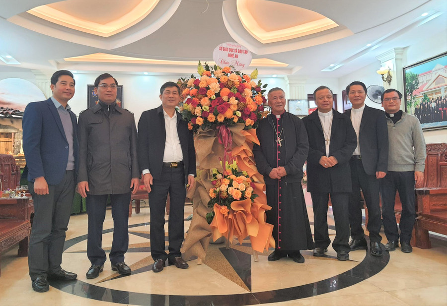 Đoàn công tác Sở GD&ĐT Nghệ An đã đến thăm, chúc mừng Giáng sinh tại Tòa Giám mục Giáo phận Vinh. Đoàn công tác Sở GD&ĐT Nghệ An đã đến thăm, chúc mừng Giáng sinh tại Tòa Giám mục Giáo phận Vinh.