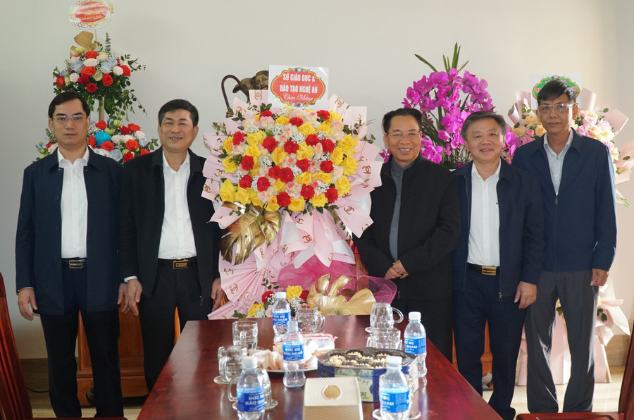 Đoàn công tác Sở GD&ĐT Nghệ An chúc mừng Giáng sinh đến cha Martino Nguyễn Xuân Hoàng – quản giáo xứ Bảo Nham (xã Bảo Thành, huyện Yên Thành). Đoàn công tác Sở GD&ĐT Nghệ An chúc mừng Giáng sinh đến cha Martino Nguyễn Xuân Hoàng – quản giáo xứ Bảo Nham (xã Bảo Thành, huyện Yên Thành).