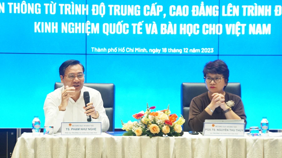 Bà Nguyễn Thu Thủy, Vụ trưởng Vụ Giáo dục đại học và ông Phạm Như Nghệ, Phó Vụ trưởng Vụ Giáo dục đại học dự tọa đàm. Ảnh: Mạnh Tùng