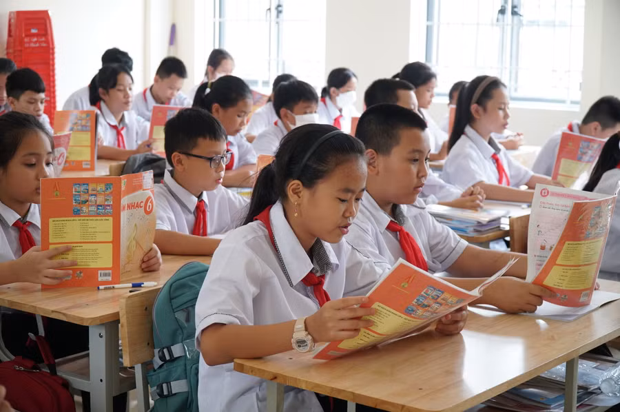 Từ ngày tựu trường đến trước khai giảng, các trường ổn định nền nếp sinh hoạt, học tập, củng cố kiến thức cũ cho học sinh. Ảnh: Hồ Lài.