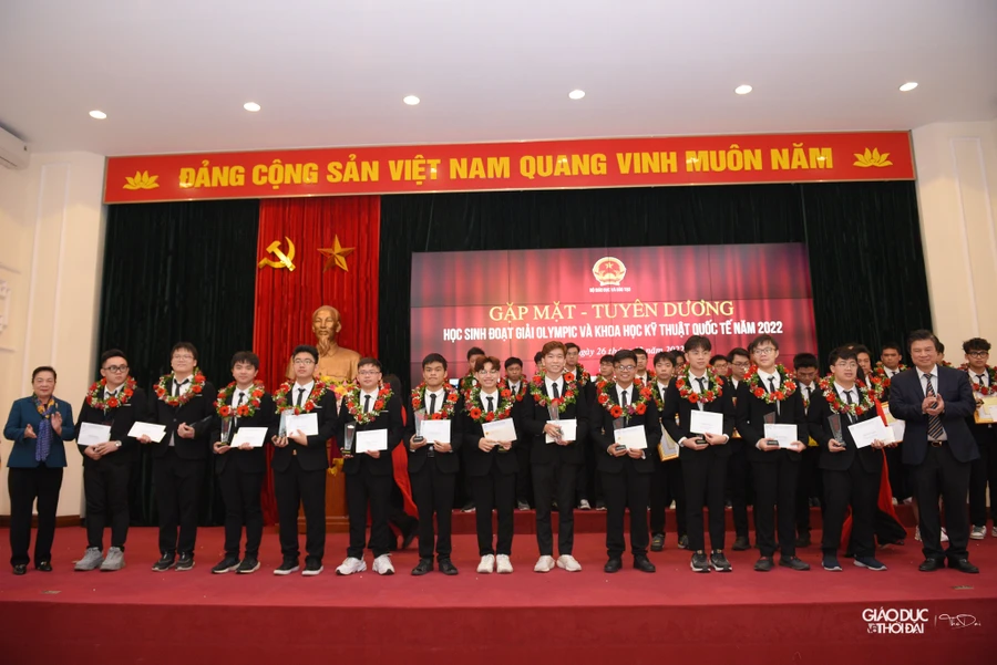 Vinh danh học sinh đoạt giải Olympic và Khoa học kỹ thuật quốc tế 