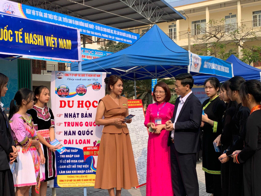 Học sinh trường Phổ thông Dân tộc nội trú tỉnh Thái Nguyên tham gia ngày hội tư vấn giới thiệu việc làm, tuyển sinh và định hướng nghề nghiệp.