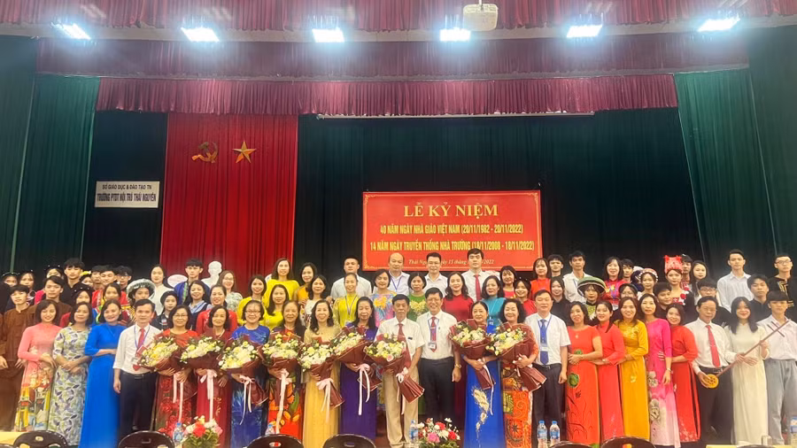 Các thế hệ thầy và trò trường Phổ thông Dân tộc Nội trú tỉnh Thái Nguyên.