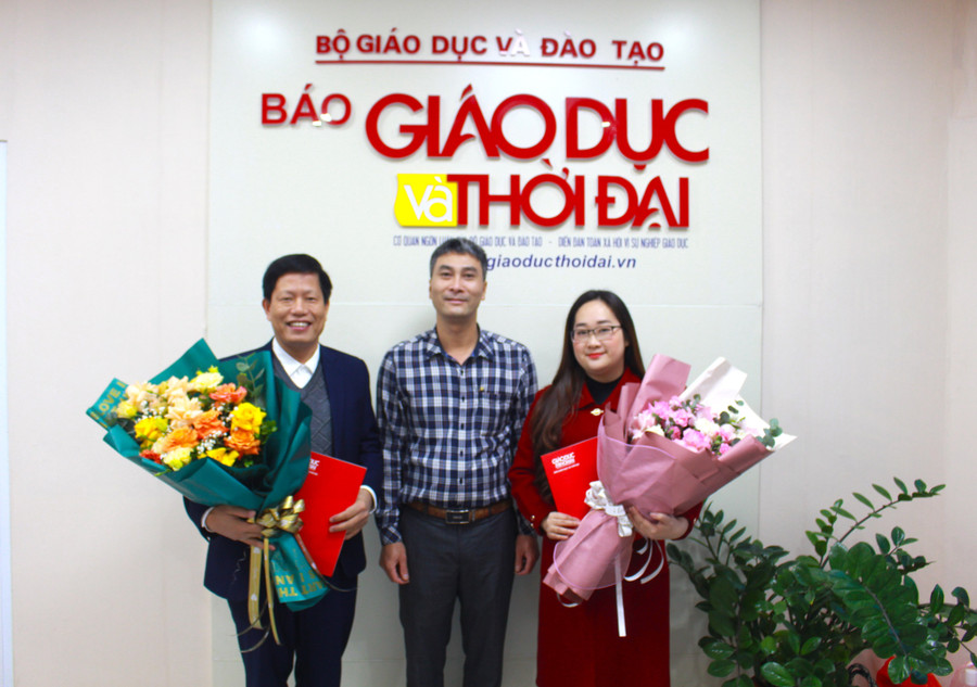 Nhà báo Ngô Sỹ Nha, Phó trưởng Văn phòng đại diện khu vực Việt Bắc - Báo Giáo dục và Thời đại tặng hoa cảm ơn hai khách mời trong buổi giao lưu trực tuyến.