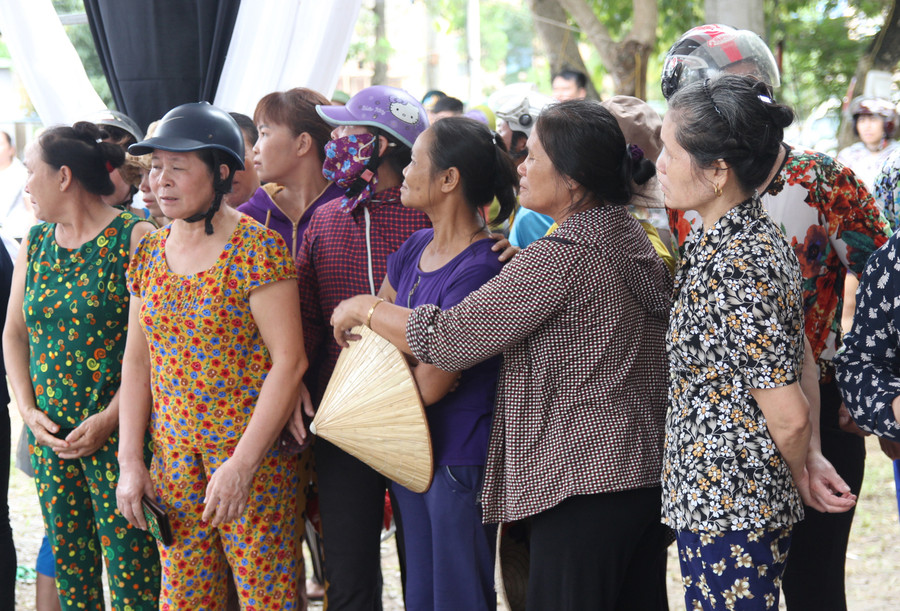 Bà con dõi theo đoàn xe tang