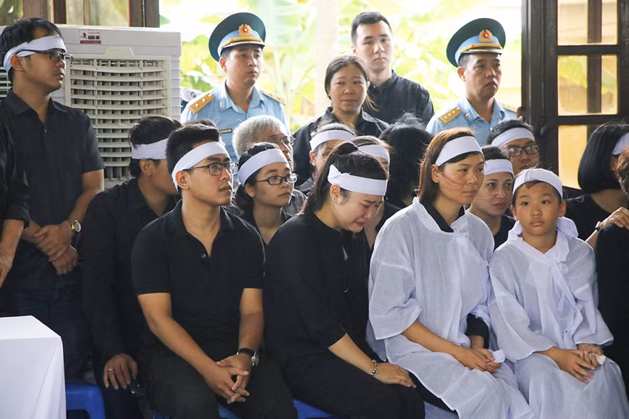 Thân nhân gia đình 2 phi công Khuất Mạnh Trí và Phạm Giang Nam