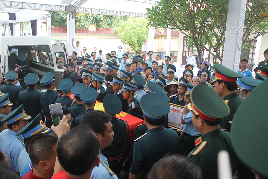 Đồng đội di quan hai phi công lên xe đưa về Hà Nội