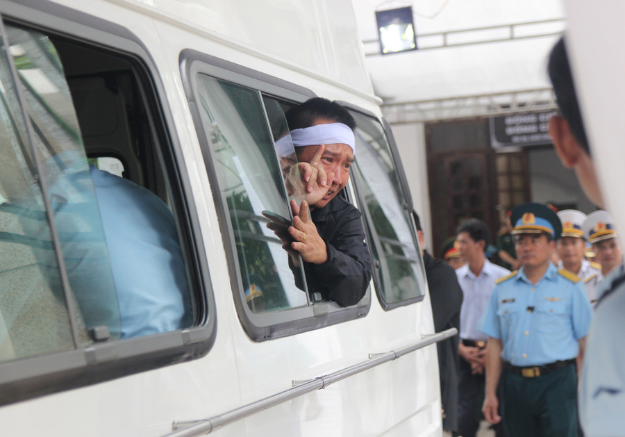 Chào bà con! Cảm ơn bà con, chúng tôi đưa các anh về! Chào bà con! Cảm ơn bà con, chúng tôi đưa các anh về!