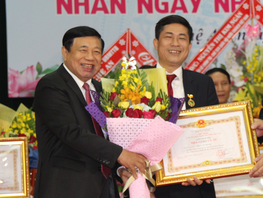 PGS.TS. Thái Văn Thành (bên phải ảnh) - Phó Hiệu trưởng Trường ĐH Vinh