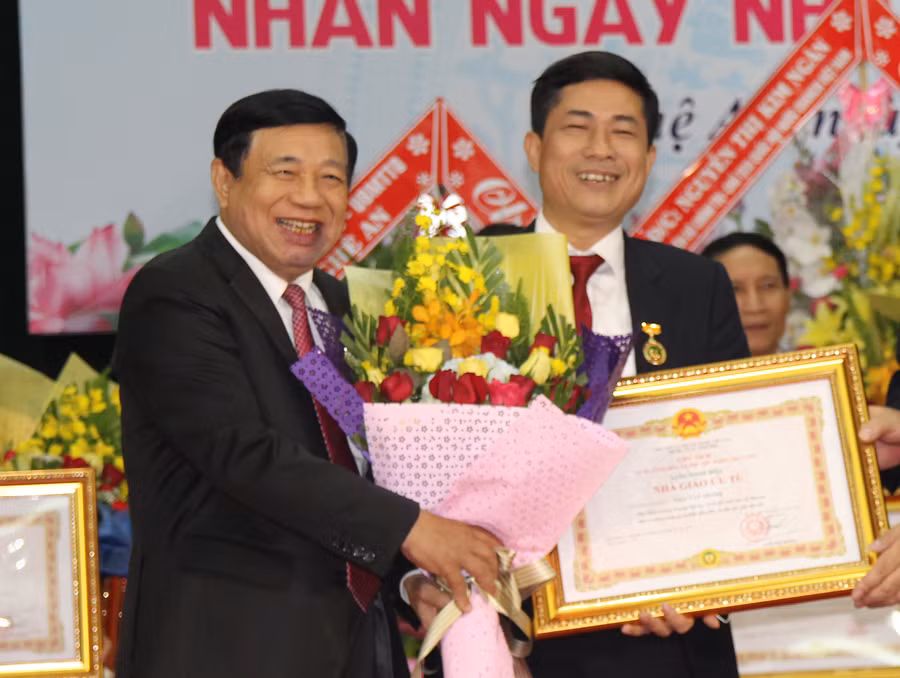 PGS.TS. Thái Văn Thành (bên phải ảnh) - Phó Hiệu trưởng Trường ĐH Vinh