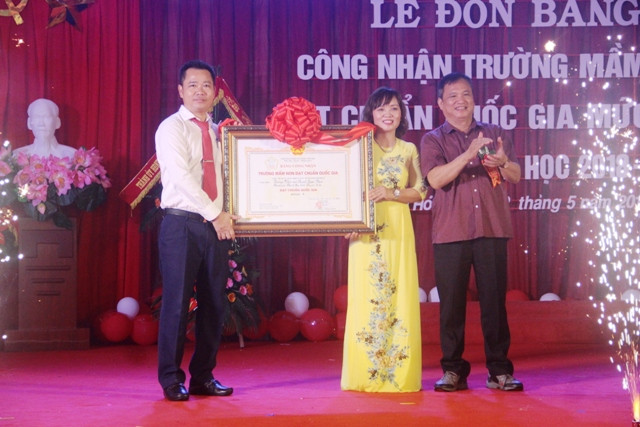 Ông Trần Văn Hòa (phải) - Phó Giám đốc Sở GD&ĐT Thanh Hóa trao Bằng công nhận đạt chuẩn Quốc gia mức độ II cho Trường Mầm non Thanh Xuân Nam.