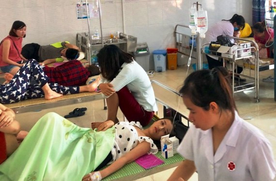 Y, bác sĩ tại Phòng khám đa khoa Hải Tiến đang điều trị cho bệnh nhân bị nghi ngô độc thực phẩm.