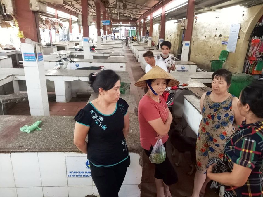 Nhiều tiểu thương kinh doanh thịt lợn ở chợ Thiều phản ánh vụ việc. Nhiều tiểu thương kinh doanh thịt lợn ở chợ Thiều phản ánh vụ việc.