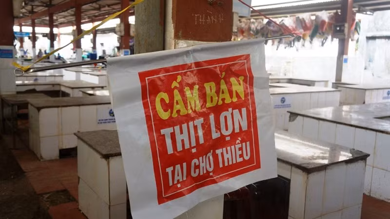 Từ ngày 16/5 đến 24/5/2019, UBND xã Dân Lý ra thông báo cấm bán thịt lợn ở chợ Thiều.