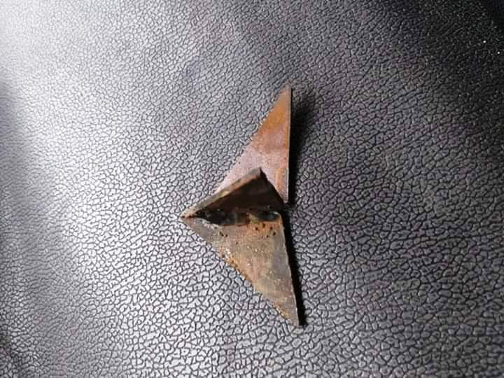 Chiếc chông bằng sắt 3 cạnh được kẻ xấu hàn rất công phu