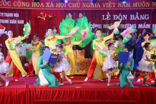 Cô và trò Trường Mầm non Thanh Xuân Nam cùng tham gia tiết mục văn nghệ.