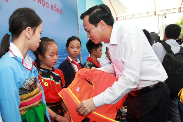 Bộ trưởng Đào Ngọc Dung tặng quà cho trẻ em tại buổi lễ.