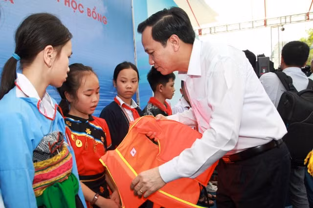 Bộ trưởng Đào Ngọc Dung tặng quà cho trẻ em tại buổi lễ.