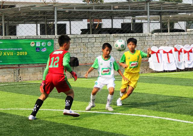 Các cầu thủ nhí tranh giành bóng trong trận đấu Các cầu thủ nhí tranh giành bóng trong trận đấu