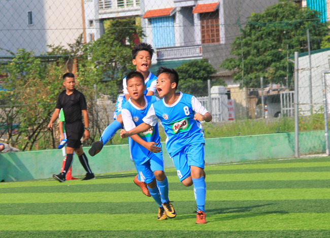 Niềm vui của các cầu thủ nhí. Niềm vui của các cầu thủ nhí.