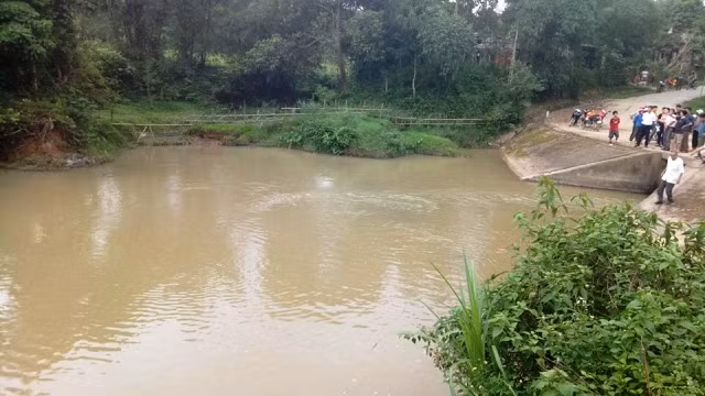 Con suối - nơi hai thanh niên đã bị lao xe xuống.