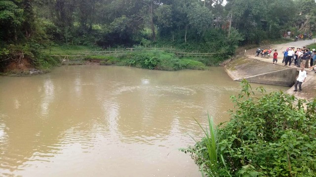 Con suối - nơi hai thanh niên đã bị lao xe xuống. Con suối - nơi hai thanh niên đã bị lao xe xuống.