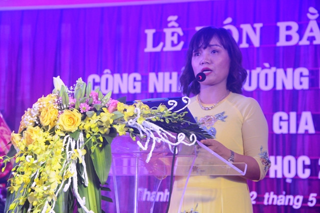 Hiệu trưởng Trường Mầm non Thanh Xuân Nam đọc báo cáo trong buổi đón nhận Bằng công nhận chuẩn Quốc gia mức độ II