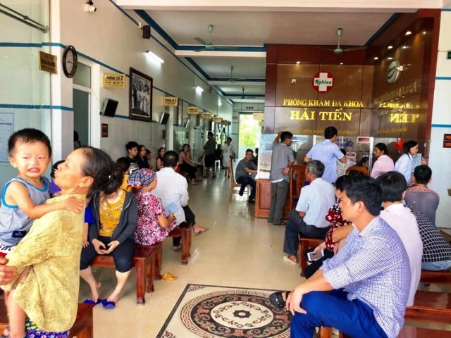 Phòng khám đa khoa Hải Tiến (Hoằng Hóa,Thanh Hóa)-nơi tiếp nhận hàng chục người vào điều trị do nghi bị ngộ độc thực phẩm.