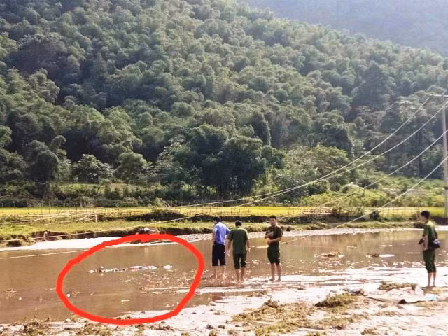 Hệ thống dây điện bị võng xuống suối, khiến hai vợ chồng anh D. chị G. bị điện giật chết.