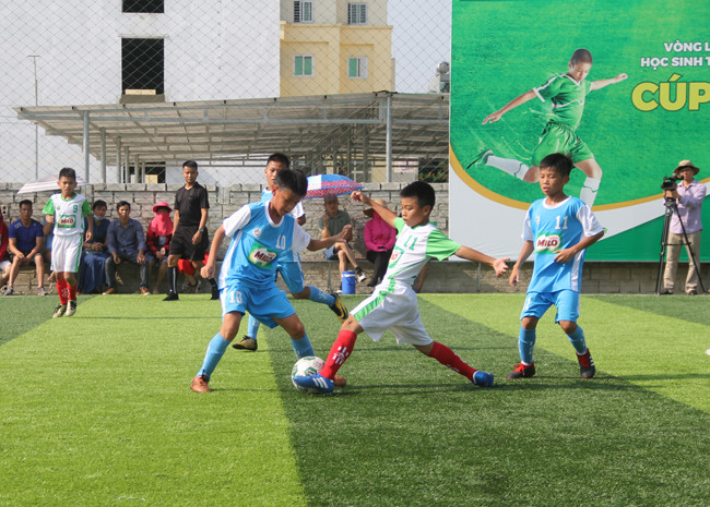 Các cầu thủ tranh bóng trong sân. Các cầu thủ tranh bóng trong sân.