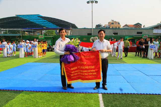 Ông Hoàng Văn Thi (trái) Phó Giám đốc Sở GD&ĐT Thanh Hóa trao cờ cho đơn vị đăng cai giải. Ông Hoàng Văn Thi (trái) Phó Giám đốc Sở GD&ĐT Thanh Hóa trao cờ cho đơn vị đăng cai giải.