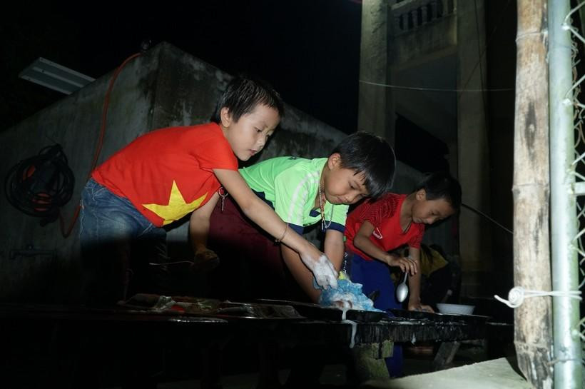 Học sinh được rèn luyện giữ gìn vệ sinh chung khi sinh hoạt tập thể trong trường. Học sinh được rèn luyện giữ gìn vệ sinh chung khi sinh hoạt tập thể trong trường.