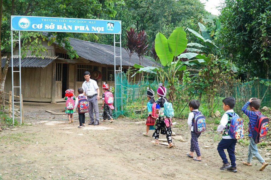 Điểm bản Phà Nọi (Trường Tiểu học Đoọc Mạy) trước khi được xây dựng mới có 4 phòng học tạm bằng gỗ do phụ huynh dựng giúp thầy cô dạy học. Điểm bản Phà Nọi (Trường Tiểu học Đoọc Mạy) trước khi được xây dựng mới có 4 phòng học tạm bằng gỗ do phụ huynh dựng giúp thầy cô dạy học.