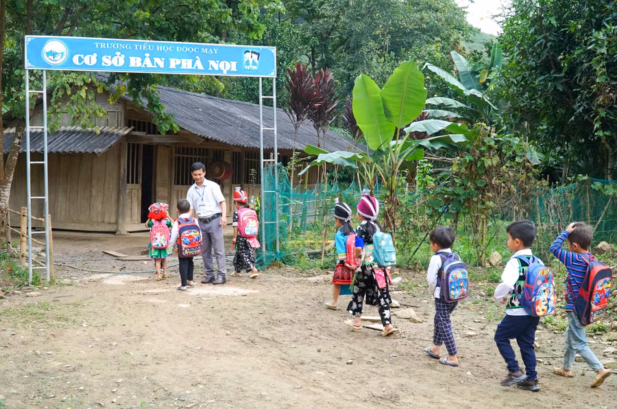 Điểm bản Phà Nọi (Trường Tiểu học Đoọc Mạy) trước khi được xây dựng mới có 4 phòng học tạm bằng gỗ do phụ huynh dựng giúp thầy cô dạy học.