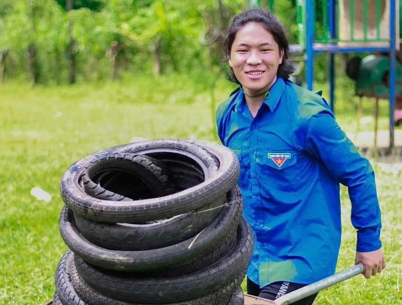Nam sinh người Hà Nhì vượt khó giành học bổng hiếu học. Nam sinh người Hà Nhì vượt khó giành học bổng hiếu học.