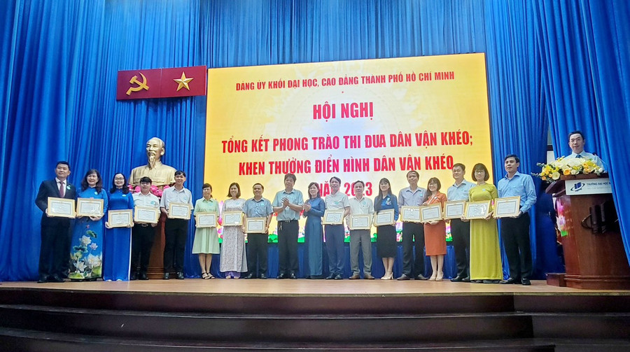 Các tập thể điển hình “Dân vận khéo” năm 2023 nhận giấy khen của Đảng ủy Khối Đại học, Cao đẳng TPHCM. (Ảnh: Khánh Huy)