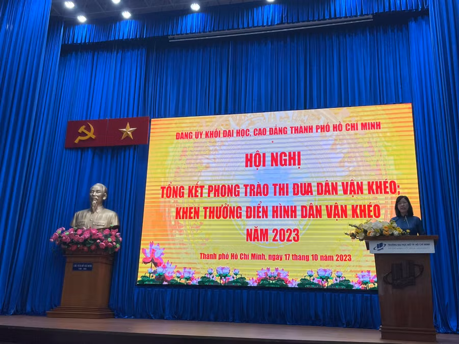 Bà Nguyễn Thị Là, Phó Bí thư Thường trực Đảng ủy Khối đánh giá tổng kết công tác dân vận và phong trào thi đua “Dân vận khéo” năm 2023. (Ảnh: Khánh Huy)