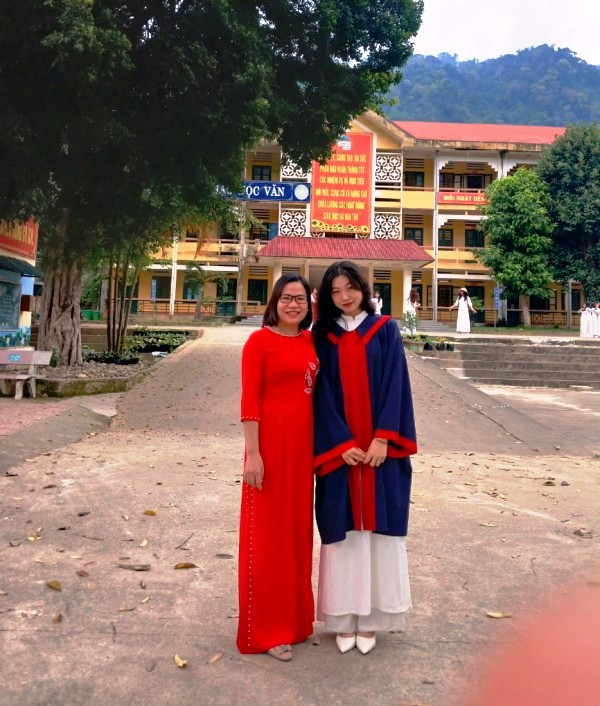 Cô Trương Thị Thương và HS Lương Thị Hà Phương, lớp 12A2, Trường THPT Quan Hóa đoạt giải Khuyến khích cấp tỉnh môn Lịch sử, năm học 2022-2023. Ảnh: NVCC.