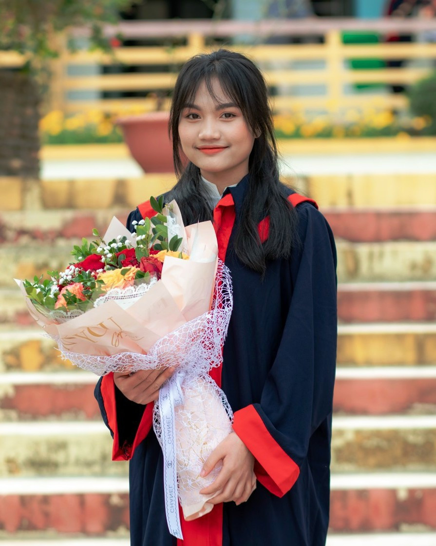 Em Phạm Thị Lành, lớp 12A1, Trường THPT Quan Sơn (Thanh Hóa) quyết tâm phấn đấu để trở thành cô giáo dạy Lịch sử trong tương lai. Ảnh: NVCC.