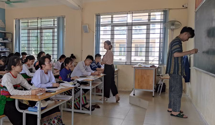 Học sinh khối 12, Trường THPT DTNT Ngọc Lặc (Thanh Hóa) đang tập trung ôn thi tốt nghiệp. Ảnh: Thế Lượng.